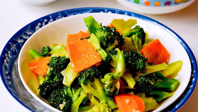 Stir-fried broccoli with garlic and oyster sauce