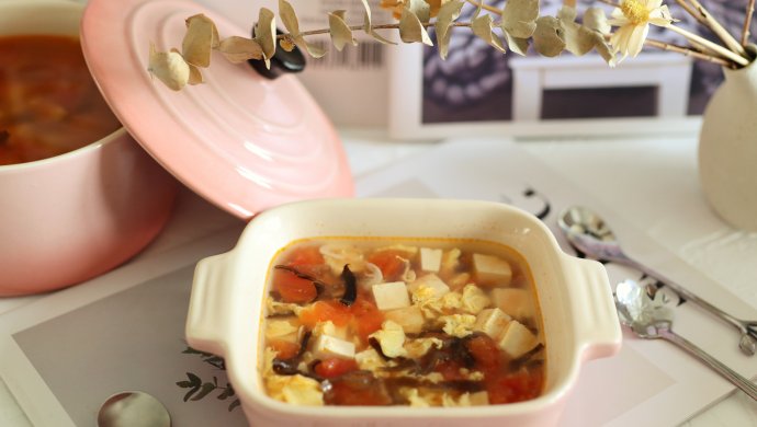 Tomato fungus and tofu soup