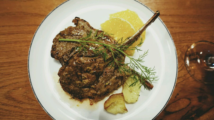 Grilled lamb chops with thyme