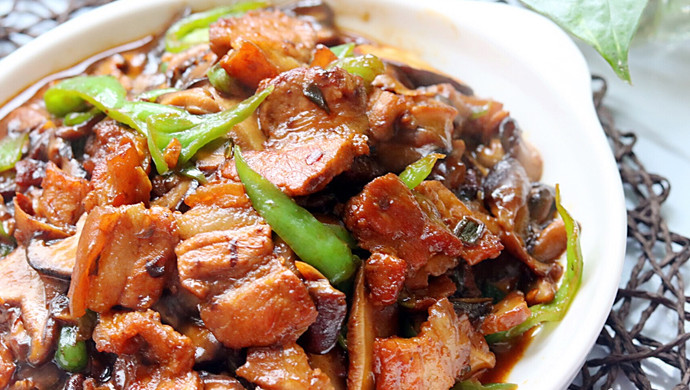 Stir-fried pork slices with mushrooms