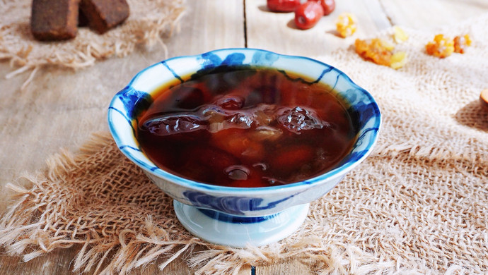 Autumn moisturizing red dates, snow swallow and peach gum soup