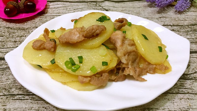 Fried meat with potato slices