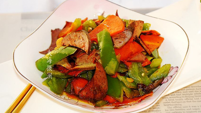 Stir-fried pork liver with green pepper and carrot