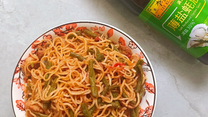 Steamed noodles with beans and tomatoes