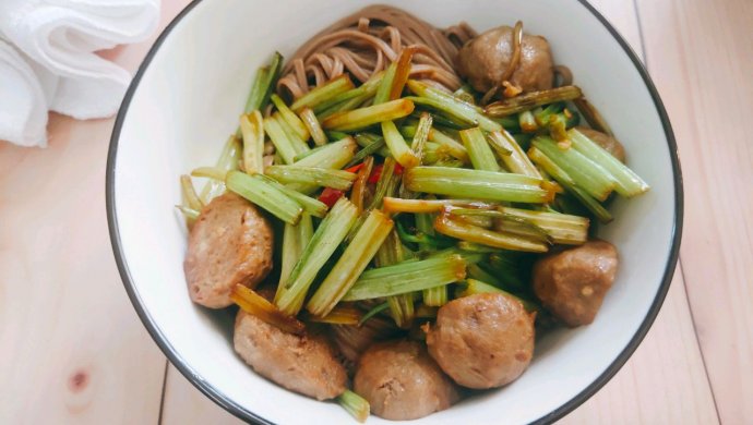 Celery and beef tendon balls soba noodles