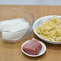 Illustration of how to make shredded pork and sauerkraut vermicelli 1