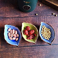 Autumn health care - illustration of how to make peanut, wolfberry, red date and soy milk 1