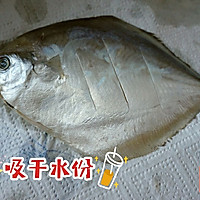 Lemon Fried Pomfret·Illustration of how to make fish every year 8 