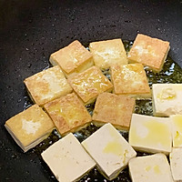 Illustration of making homemade two-sided yellow tofu from snack to adult 3