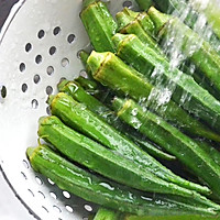 Summer table darling eats two things/okra stewed eggs/ Illustration of how to make boiled okra 1