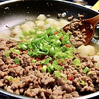 The noodles covered with minced meat in sauce are really amazing ! I really want to have one bite after another. It’s so enjoyable. Illustration of how to make it 3