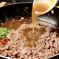 The noodles covered with minced meat in sauce are really amazing ! I really want to have one bite after another. It’s so enjoyable. Illustration of how to make it 4