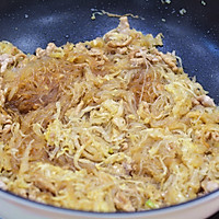 Illustration of how to make shredded pork and sauerkraut vermicelli 6