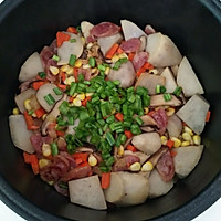 Illustration of how to make taro claypot rice 9