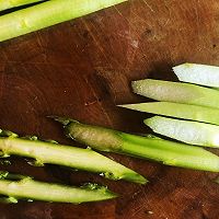 Illustration of how to make colorful fried asparagus, a must-eat item in spring for Lion Family 4 