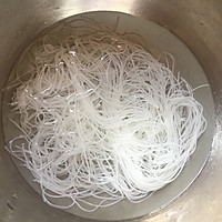 Illustration of how to steam loofah vermicelli 1