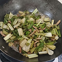 Fried shredded pork with green pepper and celery (six dishes and one soup, banquet dish, Illustration of how to make it (Jiangsu and Zhejiang version) 11