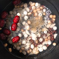 Illustration of how to make red dates and lotus seeds vitality porridge 3