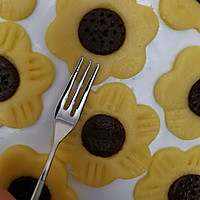 Illustration of how to make sunflower cookies 10