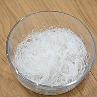 Illustration of how to make shredded pork and sauerkraut vermicelli 3