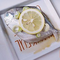 Lemon Fried Pomfret·Illustration of how to make fish every year 7 