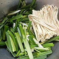 #东古家品food#Illustration of how to stir-fry three shredded silkworms in winter 2