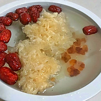 Illustration of a quick and easy way to make peach gum, saponin, rice, snow swallow and white fungus soup 1