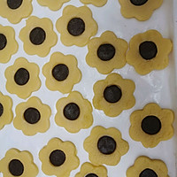 Illustration of how to make sunflower cookies 9