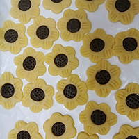 Illustration of how to make sunflower cookies 11