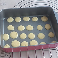 Illustration of how to make egg yolk milk powder biscuits 4