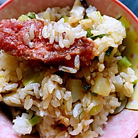 Illustration of how to make claypot rice with sausage, mushrooms and potatoes in the rice cooker 6