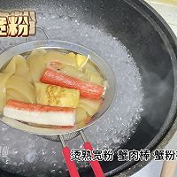 Illustration of how to make a delicious late-night snack with liquid juice wide noodles 2 