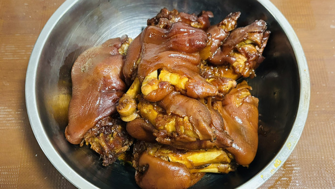 Braised pork trotters