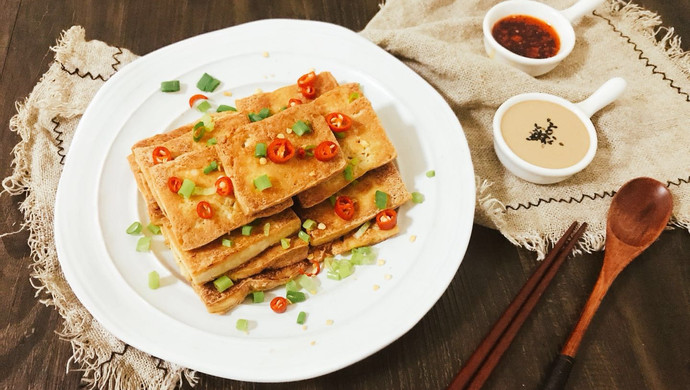 Pan-fried tofu with secret sauce, a quick home-cooked dish to go with wine and snacks #风伟2017#