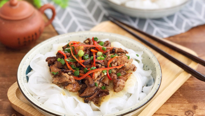 Breakfast, late night snack, lazy dish, steamed rice noodles with pork neck