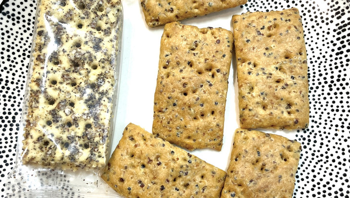 Quinoa Chia Sea Salt Saltine Crackers