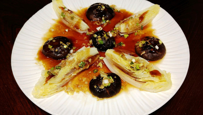 Abalone sauce, mushrooms and cabbage