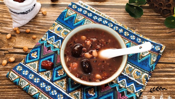 Red dates and lotus seeds porridge