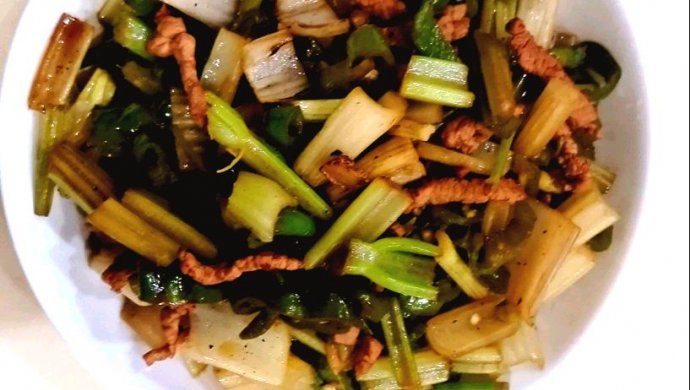 Stir-fried shredded pork with green pepper and celery