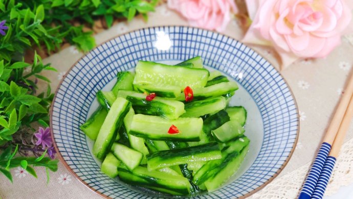 Hot and sour cucumber strips