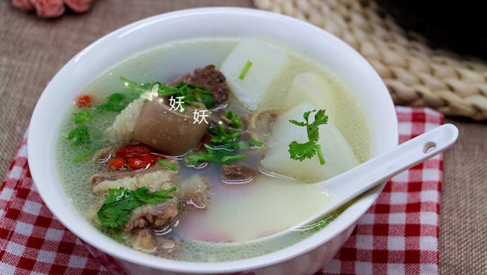 Radish stewed with mutton soup