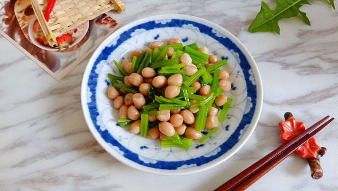 Parsley mixed with peanuts