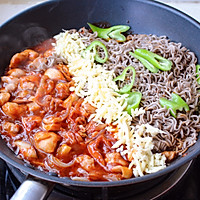 #primary and middle school students nutritious meal#Spicy cabbage fried chicken soba noodles Illustration of how to do it 10