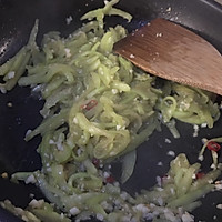 Illustration of how to stir-fry watermelon rind with garlic 7