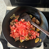 Illustration of how to make tomato and potato beef brisket 7