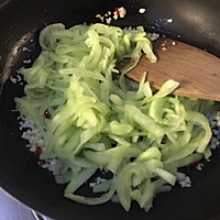 Illustration of how to stir-fry watermelon rind with garlic 6