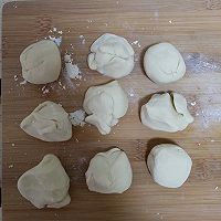 Illustration of how to make cornmeal flowering steamed buns 8