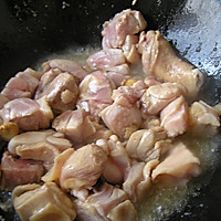 Illustration of how to make Taiwanese three-cup chicken 4