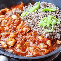 #primary and middle school students nutritious meal#Spicy cabbage fried chicken soba noodles Illustration of how to do it 9