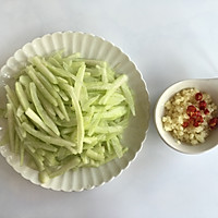 Illustration of how to stir-fry watermelon rind with garlic 2